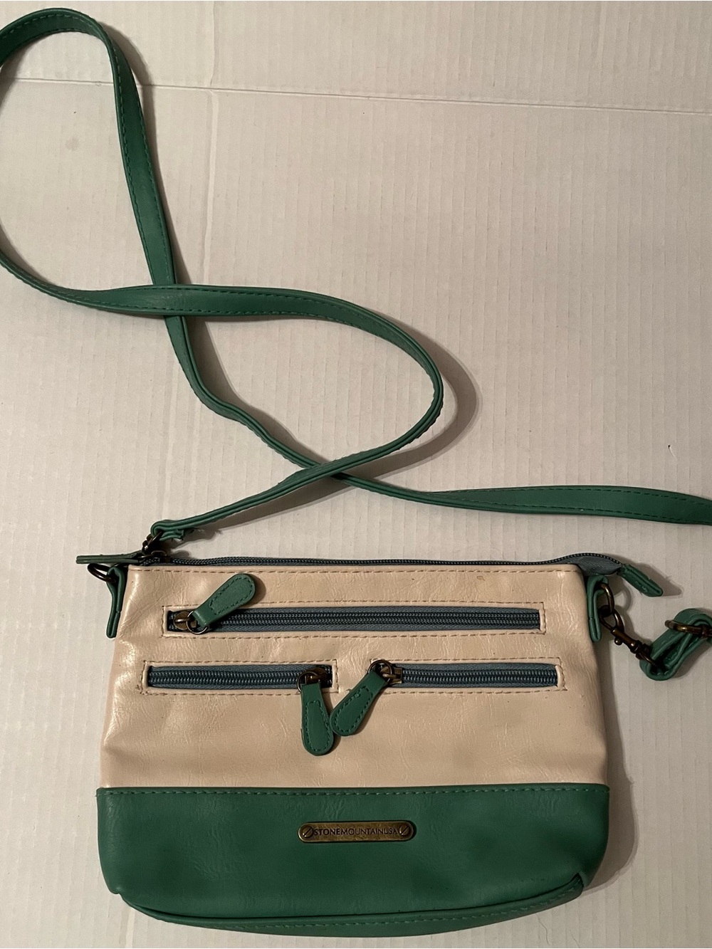 Stone Mountain Accessories Cream and Green Faux-Leather Crossbody